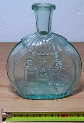 Karafa z nazelenalého skla s reliéfem IHS